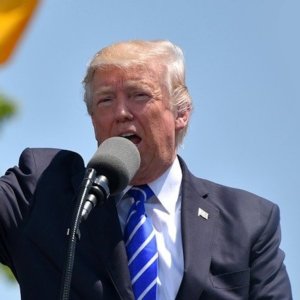 Trump, la giravolta: ora punta sulle criptovalute e lancia piattaforma senza intermediari. Cosa vuol dire