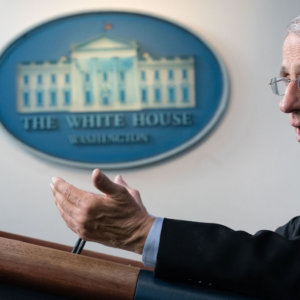 Fauci lascia la Casa Bianca dopo oltre mezzo secolo di servizio: “Pronto per il prossimo capitolo”