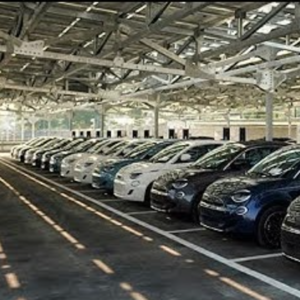 Mesa de coches: Urso pide 1 millón de vehículos producidos y Stellantis confirma su compromiso en Italia pero los sindicatos quieren hechos