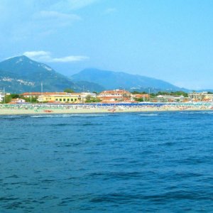 Forte dei Marmi，俄罗斯人和乌克兰人在海滩上搭建帐篷邻居：Versilia 没有战争