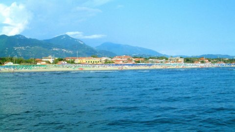 Forte dei Marmi, tetangga tenda Rusia dan Ukraina di pantai: tidak ada perang di Versilia