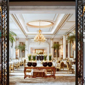 पेरिस में फोर सीज़न होटल जॉर्ज वी: आर्टक्यूरियल में फ्रांसीसी कला वस्तुओं और साज-सज्जा की नीलामी