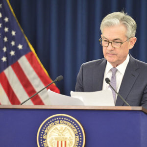 Powell a Jackson Hole: “Pronti a nuovi rialzi se necessario, ma saremo cauti. L’economia non ha rallentato a sufficienza”