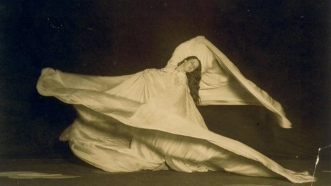 Isadora Duncan, regina della danza: una carriera e una fine tragica e spettacolare come la sua vita. La biografia