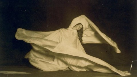 Isadora Duncan, regina dansului: o carieră și un sfârșit la fel de tragic și spectaculos precum viața ei. Biografia