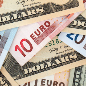 Euro sotto la parità con il dollaro, pressione sullo spread e caro-gas pesano sulle Borse e sulle banche