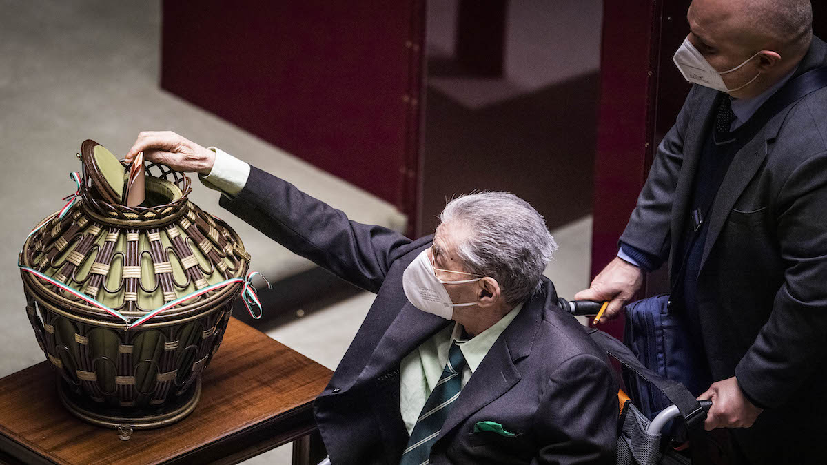 Umberto Bossi rimane in Parlamento