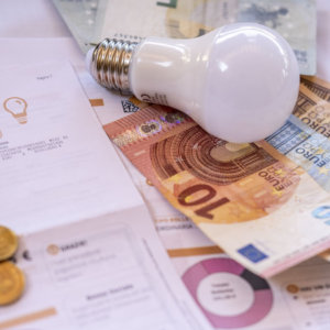 Bollette luce, costi raddoppiati: aumenti del 50% in arrivo. Oggi le nuove tariffe Arera