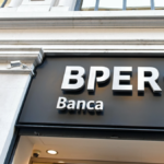 Bper, trimestre record: utile a 443 milioni (+43,2%) spinto dalle commissioni. Ivass approva l’Ops su Pop Sondrio