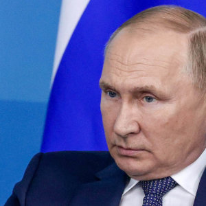 Russia, Putin congela 45 banche estere: nell’elenco ci sono anche Unicredit e Intesa Sanpaolo
