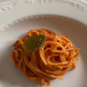 Linguine con estratto di peperone crusco, ricotta e olive in polvere: la ricetta di Maria Cicorella, un condensato stellato di Puglia