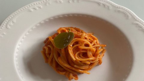 Linguine con estratto di peperone crusco, ricotta e olive in polvere: la ricetta di Maria Cicorella, un condensato stellato di Puglia