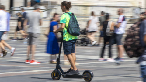 Electric scooter sharing off the streets of Paris since September: the removal of over 15 two-wheelers has begun