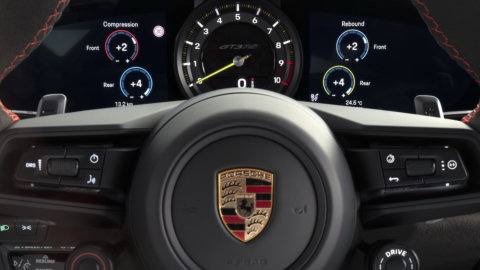 Porsche: debutto record Borsa, verso i 78 miliardi di capitalizzazione ma frana la holding e trascina l’auto