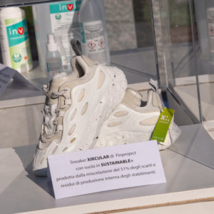 Eni kooperiert mit Aci für nachhaltige Mobilität: Vom Sneaker zum Biojet ein Sprung in die Zukunft