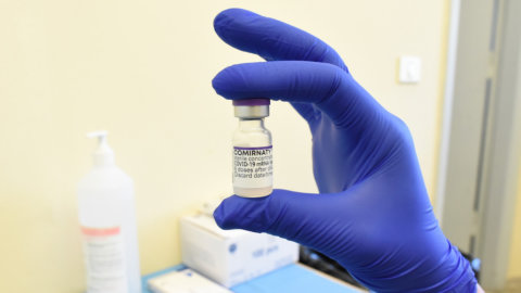 Nuovi Vaccini anti-Covid, aggiornati a Omicron: ecco chi può farlo e quando