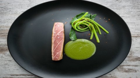 A receita do chef Luigi Pomata uma ventresca de atum como ponte entre Carloforte e o Japão