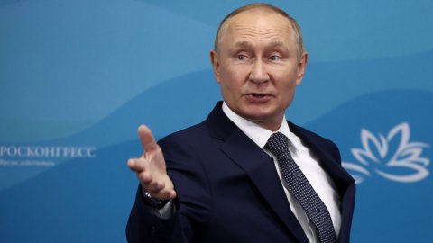 Wall Street Journal revela: economia russa perto do colapso e Putin prende jornalista dos EUA