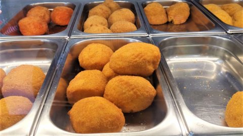 Arancino یا arancina؟ سیکس سر پر نہیں آتا لیکن گوشت، مچھلی اور یہاں تک کہ میٹھے کی ترکیبیں بہت زیادہ ہیں۔