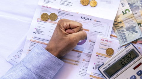 Bollette Luce: dal 1 gennaio oneri di recesso per i clienti che cambiano fornitore. Protestano i consumatori
