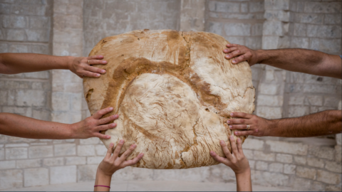 Il pane di Monte Sant’Angelo: forma gigante, lenta cottura e grani autoctoni, testimonianza di biodiversità
