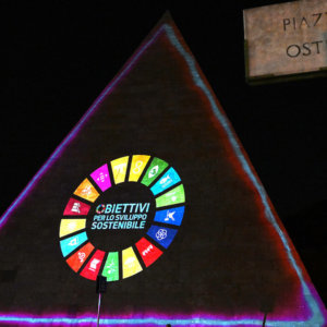Acea: per il Festival dello Sviluppo Sostenibile proietta sulla Piramide Cestia i simboli dei 17 obiettivi Agenda 2030