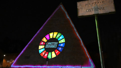 Acea: per il Festival dello Sviluppo Sostenibile proietta sulla Piramide Cestia i simboli dei 17 obiettivi Agenda 2030