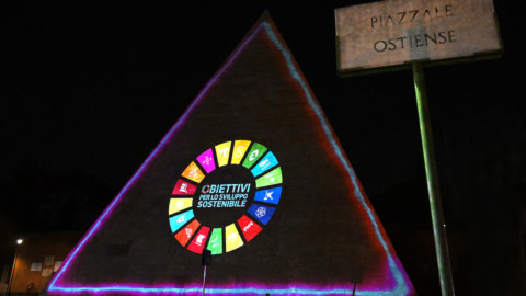 Acea: for the Sustainable Development Festival, project the symbols of the 17 Agenda 2030 objectives onto the Pyramid of Cestius