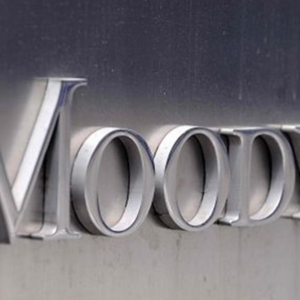 Moody’s: abbassa l’outlook per le banche italiane a negativo, ma “coefficienti solidi”. I motivi della decisione