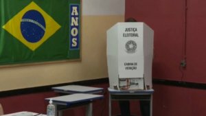 Bolsonaro in cabina elettorale digitale