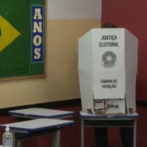 Elecciones en Brasil, Lula a la cabeza pero Bolsonaro arrebata la boleta: los centristas serán decisivos