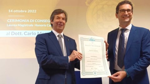 Gelar kehormatan di bidang Teknik kepada CEO Intesa Sanpaolo Carlo Messina: upacara di Politeknik Bari