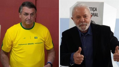 Elezioni Brasile, Lula in testa ma Bolsonaro strappa il ballottaggio: saranno decisivi i centristi