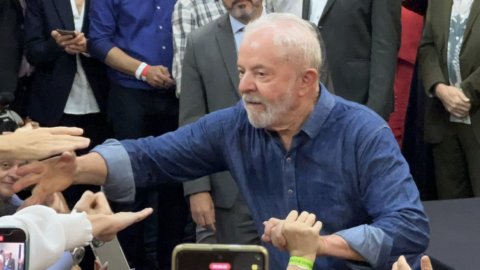Lula, via al terzo mandato in Brasile: subito manovra contro la povertà e incontro con Biden