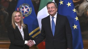 Giorgia Meloni e Mario Draghi durante la cerimonia della campanella