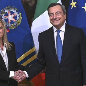 Meloni-Draghi passaggio della campanella, primo CdM. Scintille sulla possibile nomina del sottosegretario filo-Putin alla Farnesina