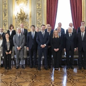 Meloni e i ministri giurano al Quirinale. L’incontro con Macron il primo vero test