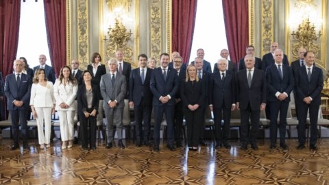 Meloni e i ministri giurano al Quirinale. L’incontro con Macron il primo vero test