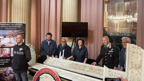 Bologna, Carabinieri TPC: Die vier Marmorpilaster von 1870 der Micheli-Kapelle wurden zurückgegeben