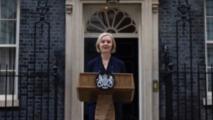 Liz Truss si dimette davanti a Downing Street