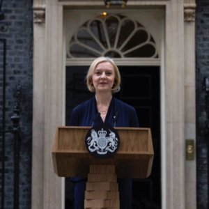 Liz Truss renuncia antes que os conservadores a expulsem: a libra comemora, o Reino Unido no caos. O que acontece agora?