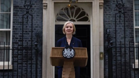 Liz Truss demisionează înainte ca tories să o dea afară: lira sărbătorește, Marea Britanie în haos. Ce se intampla acum?