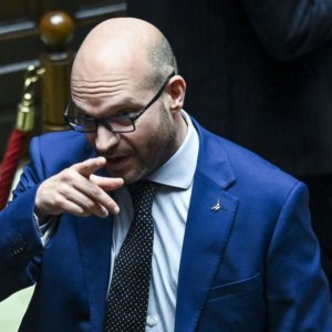 Camera: il leghista Lorenzo Fontana è il nuovo Presidente. Si consolida l’asse Meloni-Lega che ridimensiona Berlusconi