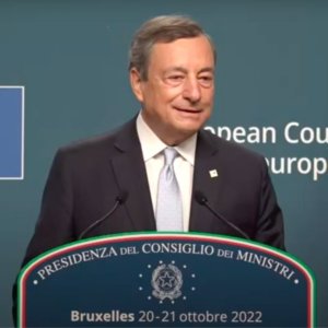 Draghi sveglia l’Europa: per restare competitivi nelle due transizioni ci vogliono 500 miliardi l’anno