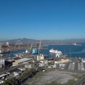 Cel mai apropiat terminal de regazeificare Piombino: Tar spune nu suspendării, iar Snam continuă lucrările