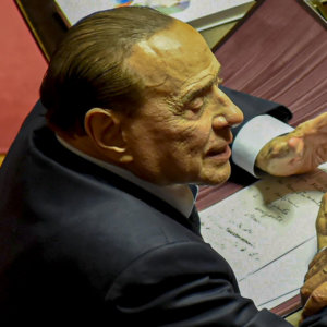 Berlusconi in progressivo e costante miglioramento ma Zangrillo avverte: “Non può alzarsi, basta fake news”