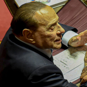 Berlusconi merge la Canossa: întâlnire cu Meloni la sediul Fraților Italiei luni. Și Biden trage un semnal de alarmă despre Italia