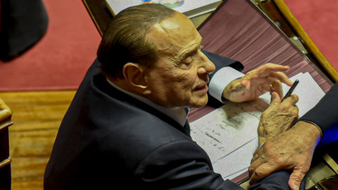 Berlusconi in progressivo e costante miglioramento ma Zangrillo avverte: “Non può alzarsi, basta fake news”