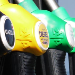 Stop alla vendita di auto a benzina e diesel: dal 2035 solo elettriche, la Ue raggiunge l’intesa