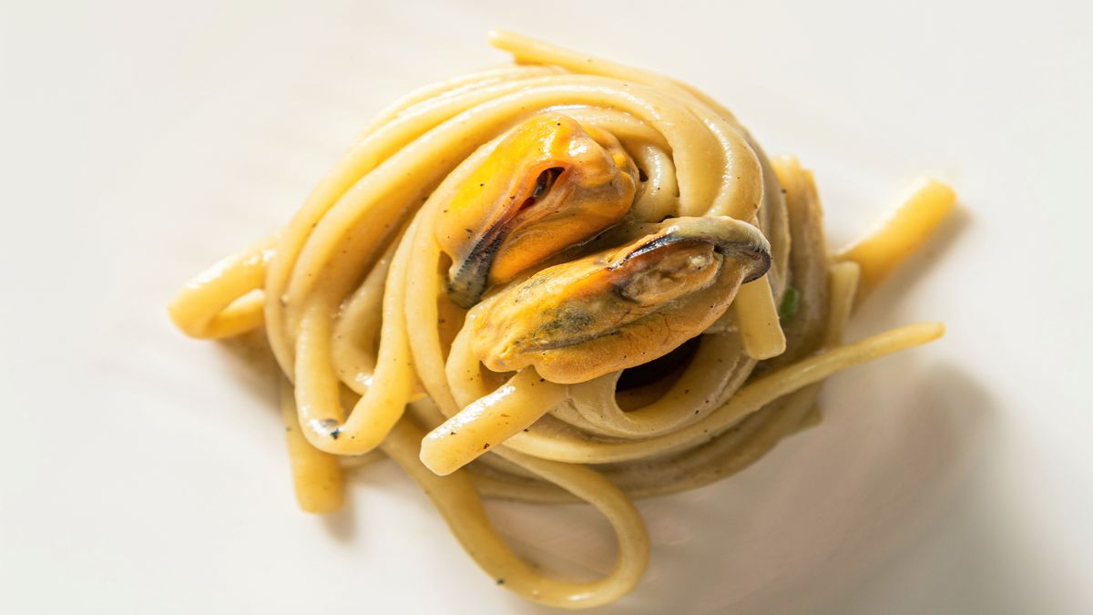 Linguine with mussels